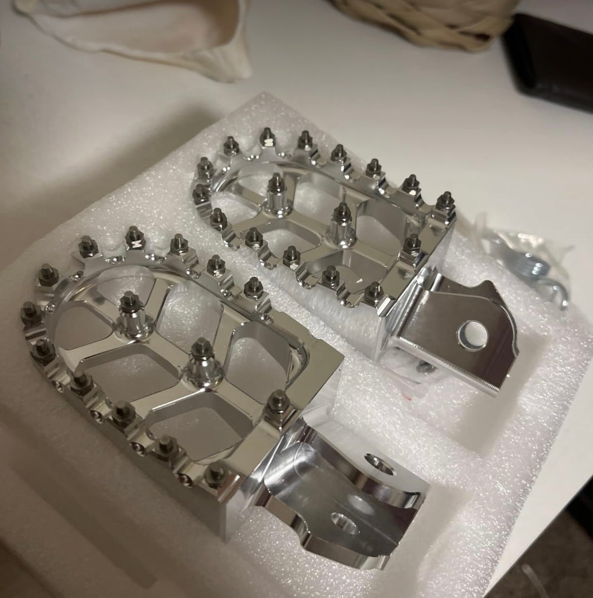 Taleria xxx cnc billit peg extra grip also work on Surron and every emoto that uses pegs